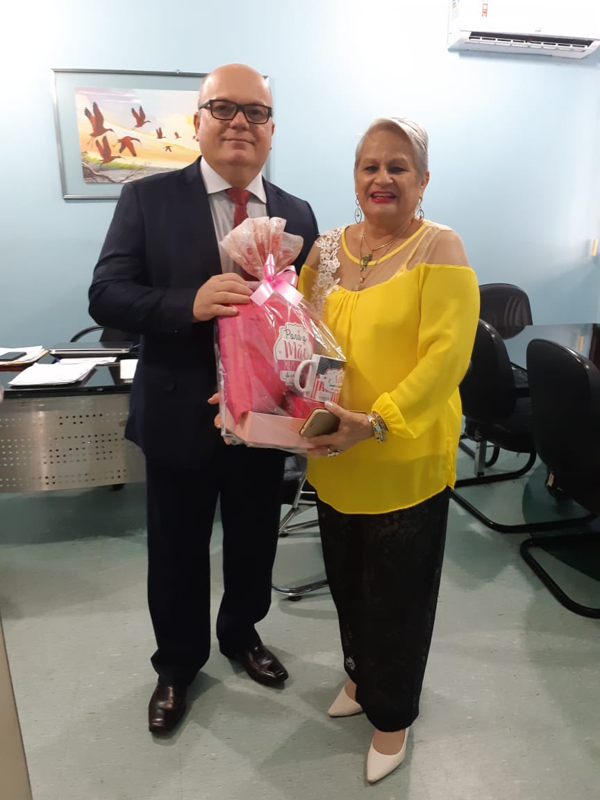 POLÍCIA CIVIL HOMENAGEIA SERVIDORA ESCOLHIDA PARA REPRESENTAR AS MÃES DA INSTITUIÇÃO